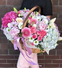 Композиция солнечный день в Луковской Цветочная композиция из Розы, Хризантемы, Пионы и Лизиантусы в корзине в Луковской