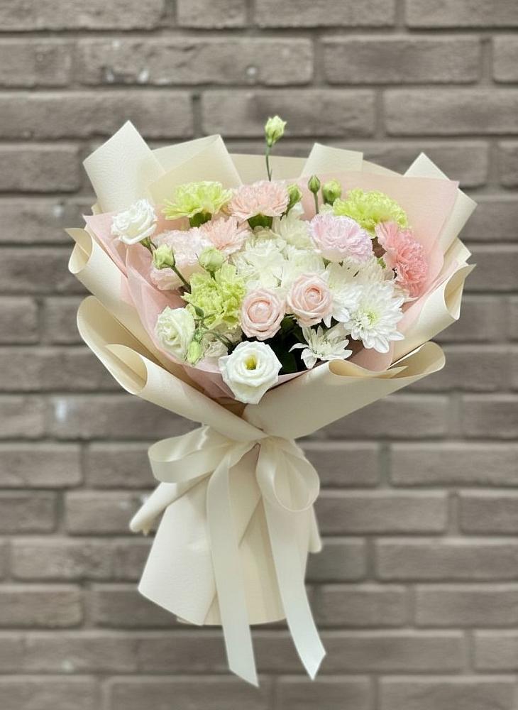 Букет цветов из: Гвоздики, Розы, Лизиантусы и Хризантемы в Луковской