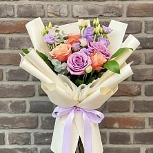 Букет цветов из:  Лизиантусы и Розы в Луковской