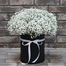Цветочная композиция из Гипсофила в шляпной коробке в Луковской
