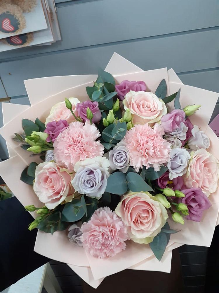 Букет цветов из: Розы, Гвоздики и Лизиантусы в Луковской